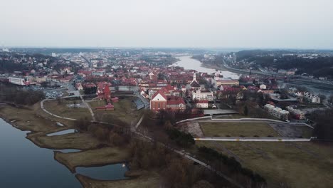 majestuosos tejados rojos del casco antiguo de kaunas en vista aérea de vuelo hacia adelante