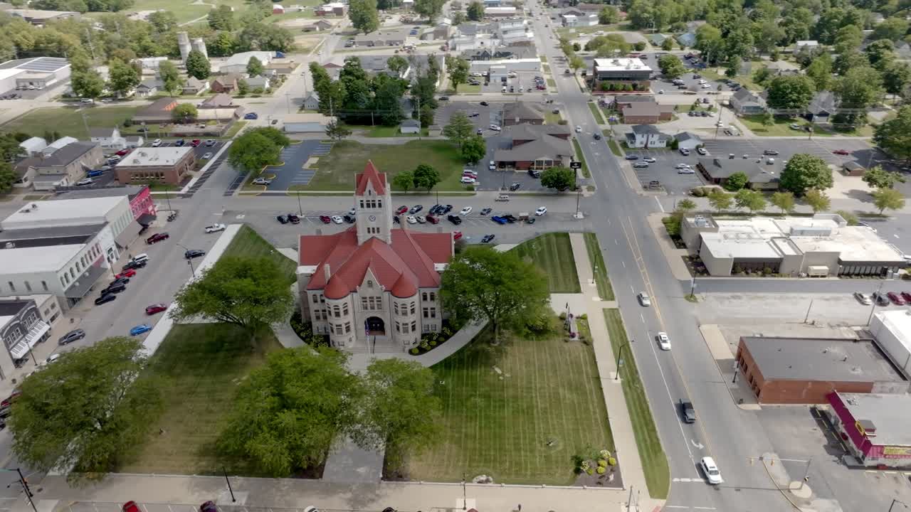 Centro di Rochester, Indiana con video drone che si muove in un ampio cerchio.