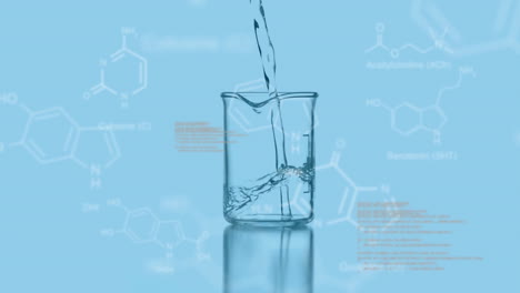vaso de laboratorio con datos y fórmula estructural de compuestos químicos en primer plano