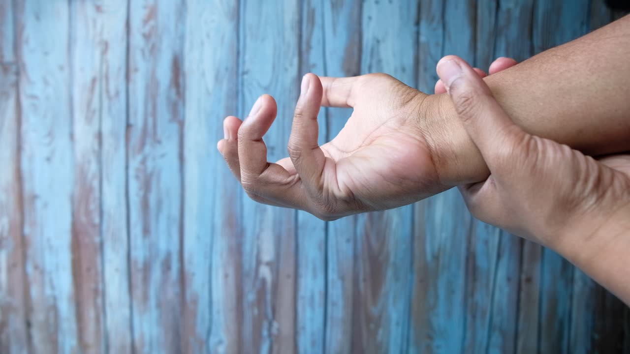 dolor en la muñeca y la mano