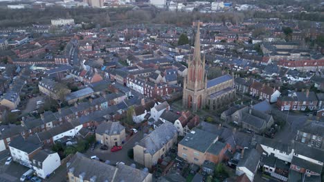 Ciudad-De-Bury-St-Edmunds-Con-Una-Iglesia-Histórica-Prominente,-Luz-De-Primera-Hora-De-La-Tarde,-Vista-Aérea