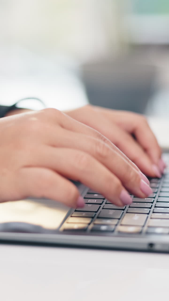 las manos escribiendo en un teclado de portátil