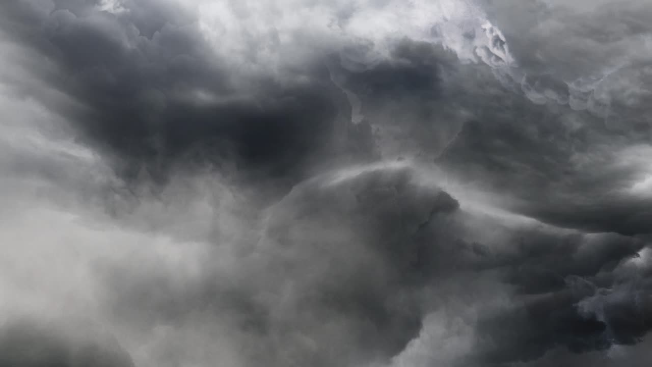 어두운 하늘에 회색 구름