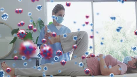 animación de células del virus covid sobre una mujer caucásica mayor y una enfermera que usan máscaras faciales haciendo ejercicio