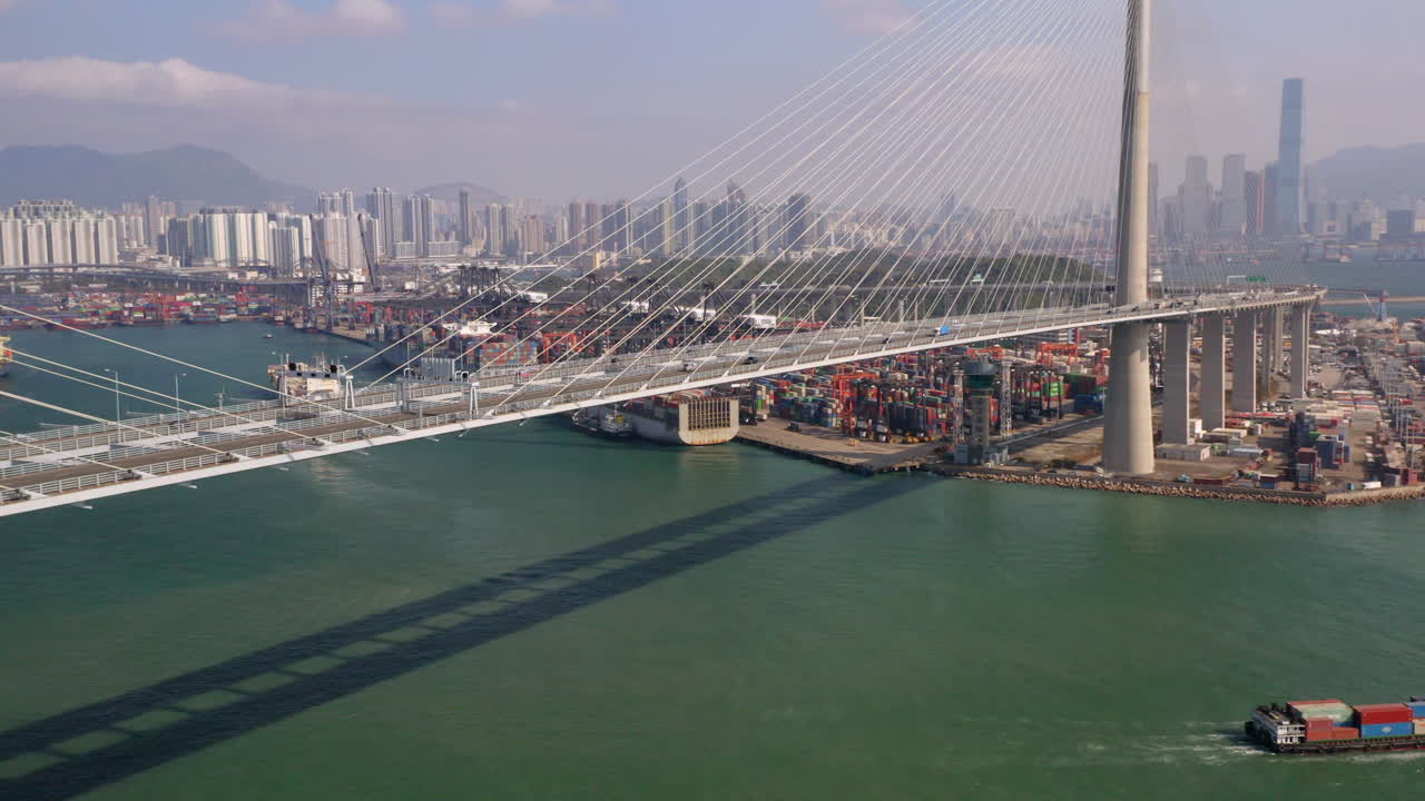 toma aérea de drones del puente de canteros en hong kong con puerto de envío en el fondo
