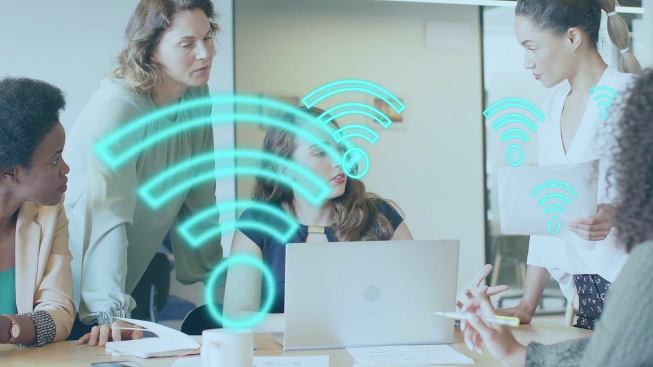 Turkis WiFi-ikon vises over bærbar computer, kvinde i midten bruger bærbar computer, forretningsteam diskuterer dokumenter