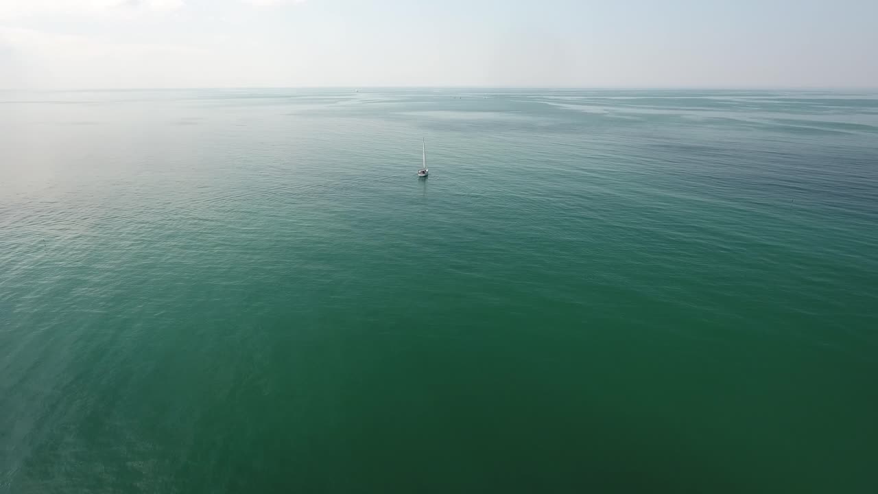 드론이 지중해에서 멀리서 선박을 향해 날아오는 장면입니다.