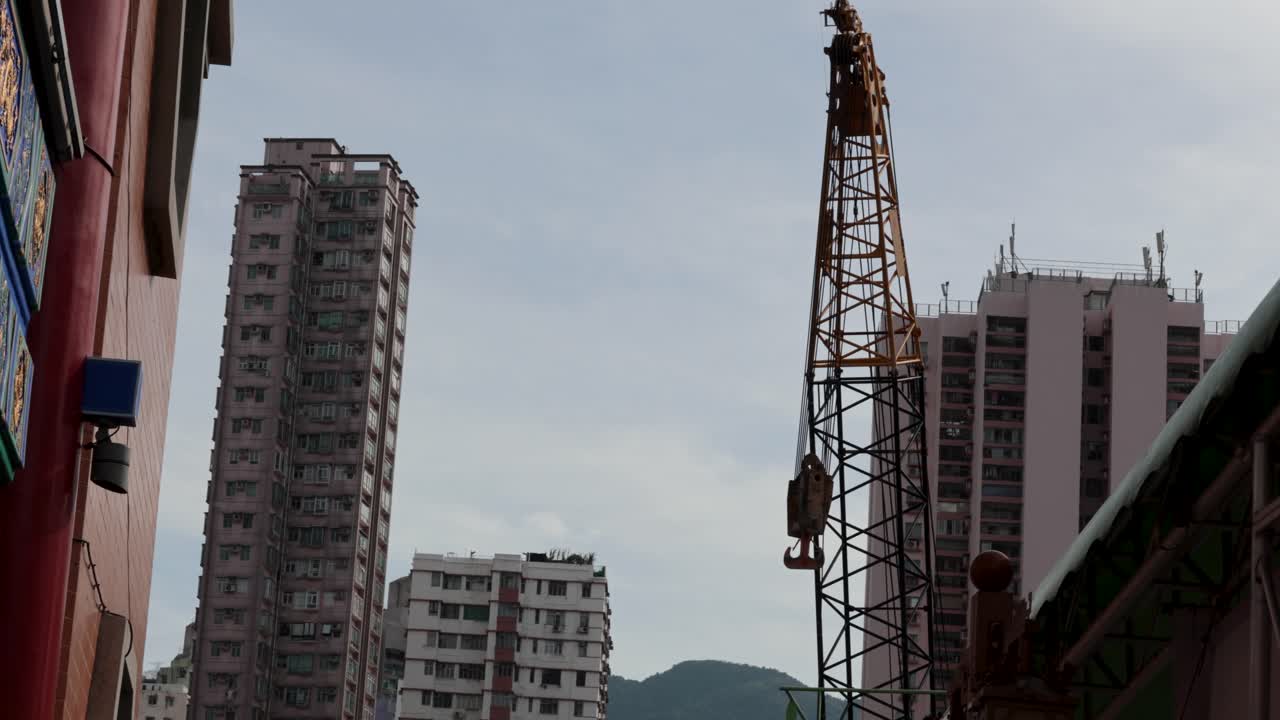 Grúas y edificios en una escena de construcción urbana