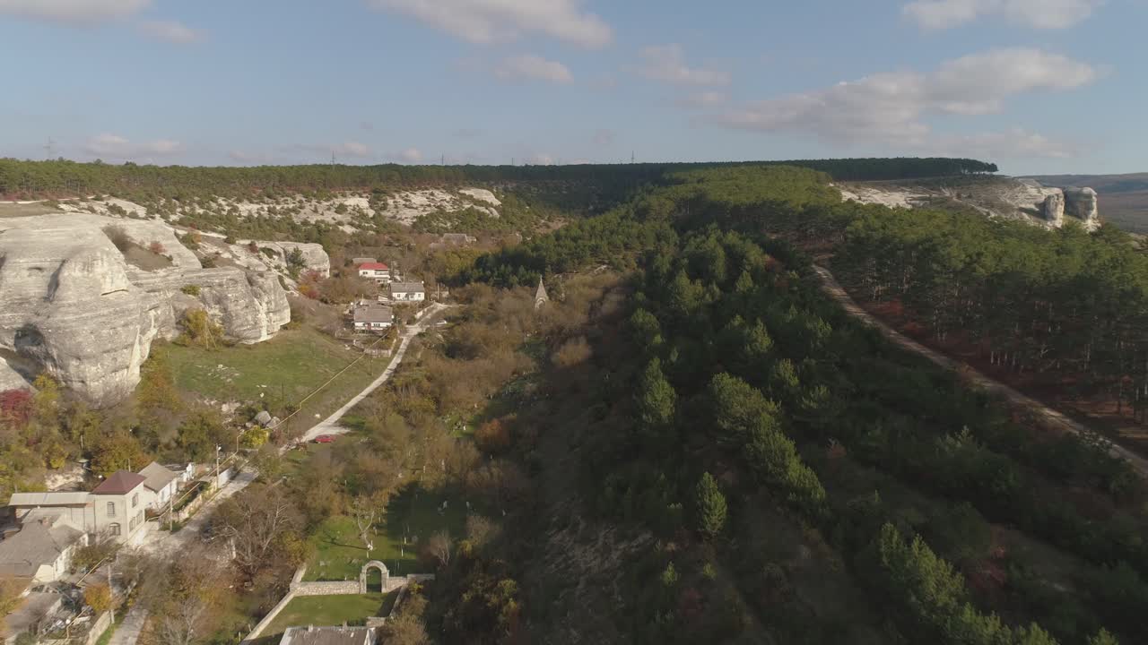 vista aérea de un pueblo de montaña en otoño