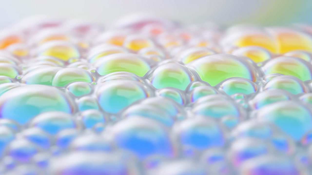 地面すれすれの低い視点から捉えた、群がるシャボン玉のパノラマ接写。中景のドームはシャープに、前景と背景は柔らかくぼやけ、光沢のあるパステル調の反射と繊細な質感を創り出している。
