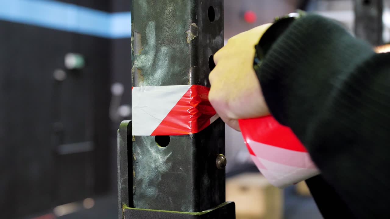 cinta de barrera de rayas rojas y blancas enrollada en el evento