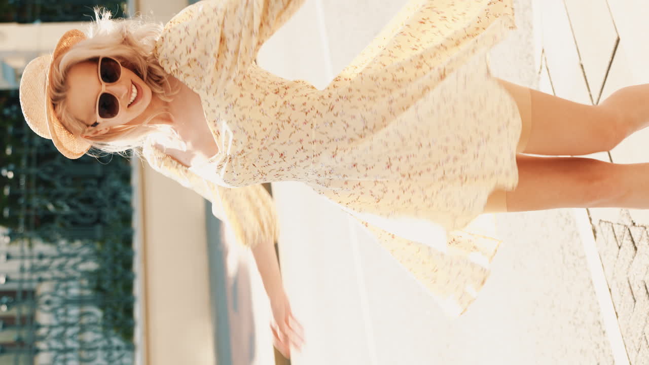 mujer feliz en vestido de verano floral