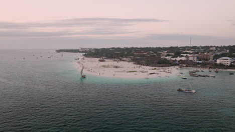 Vista-Aérea-De-La-Costa-Al-Atardecer-En-Zanzíbar-Filmada-A-50-Fps