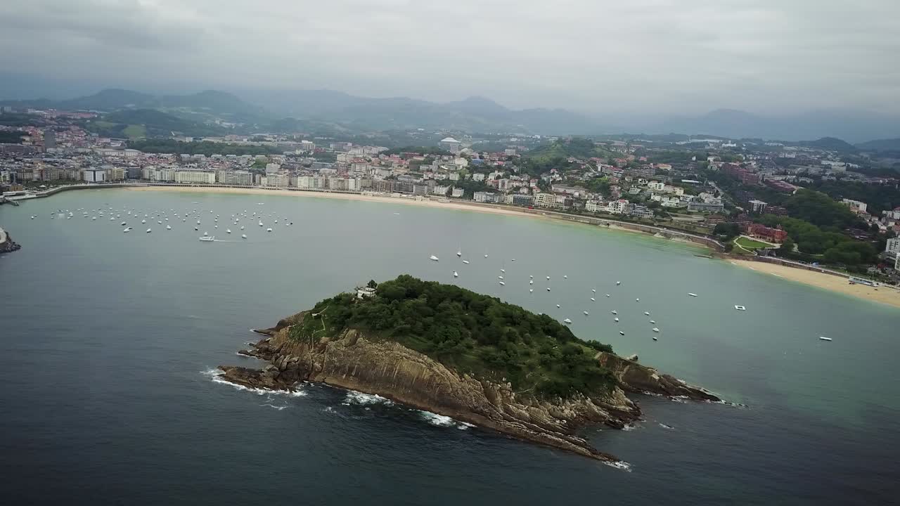 Monte Urgull è una collina imponente che domina il centro storico di San Sebastián, conosciuta anche come Donostia, nella punta settentrionale della Spagna, nei Paesi Baschi. Questo filmato da drone cattura le splendide vedute.