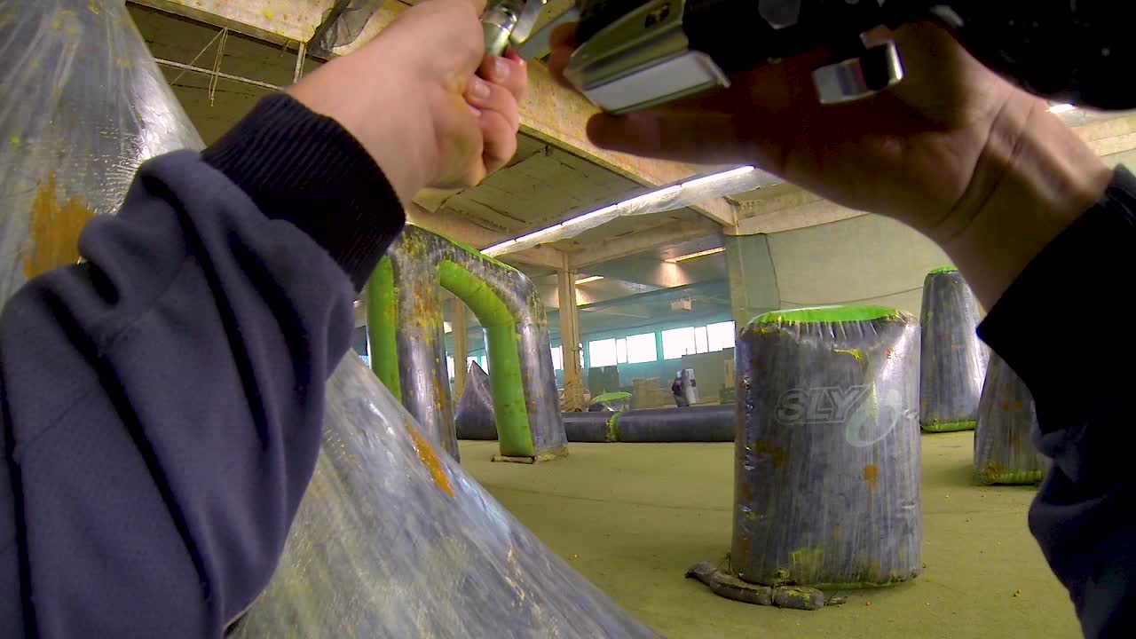 페인트볼 실내 페인트볼-1을 하는 소녀와 소년