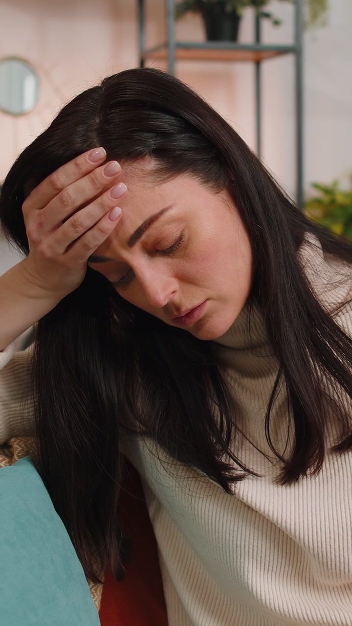 Donna scontenta che strofinò le tempie per curare il problema del mal di testa soffrendo di stress da emicrania a casa