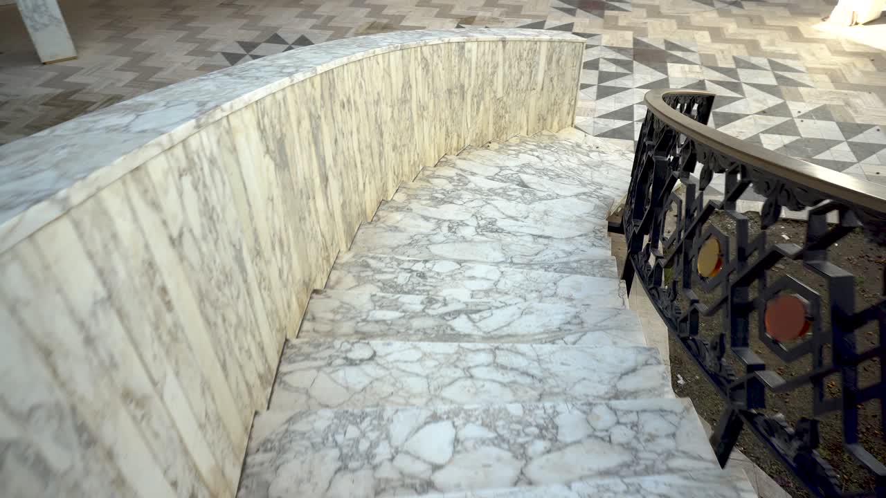 descenso a lo largo de la escalera en espiral de mármol. vista en primera persona