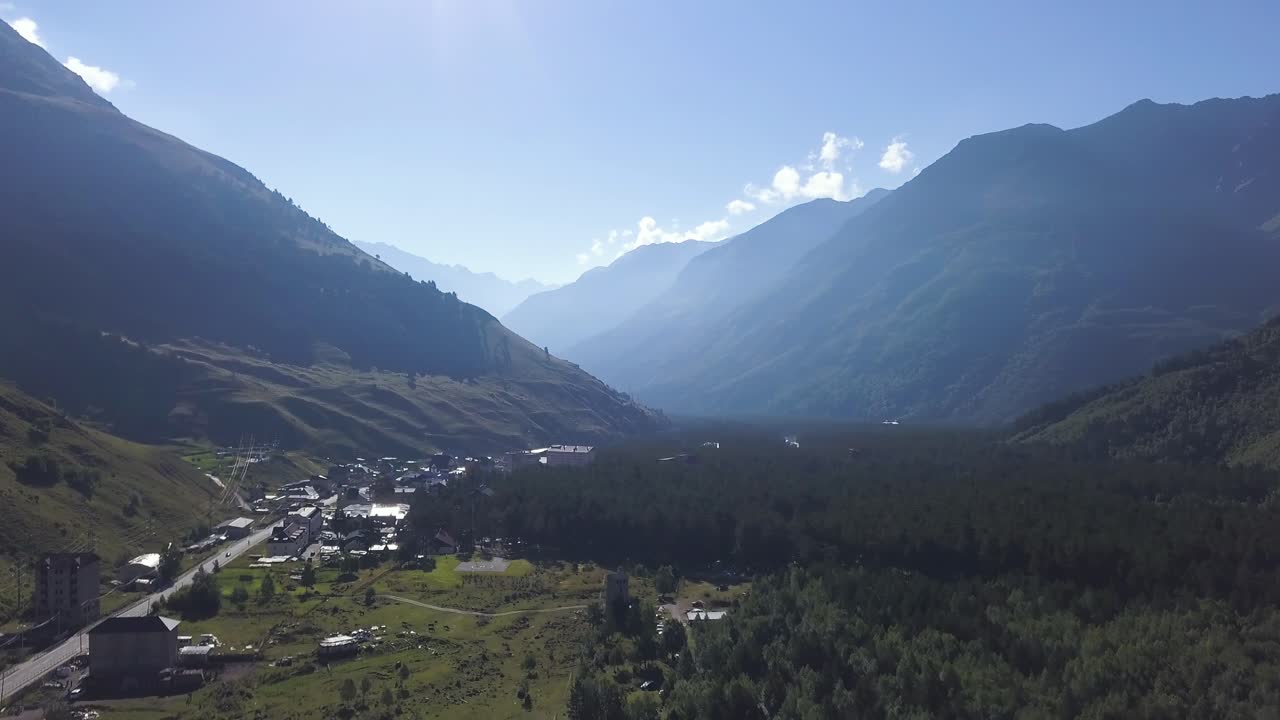 vista aérea de la aldea del valle de las montañas