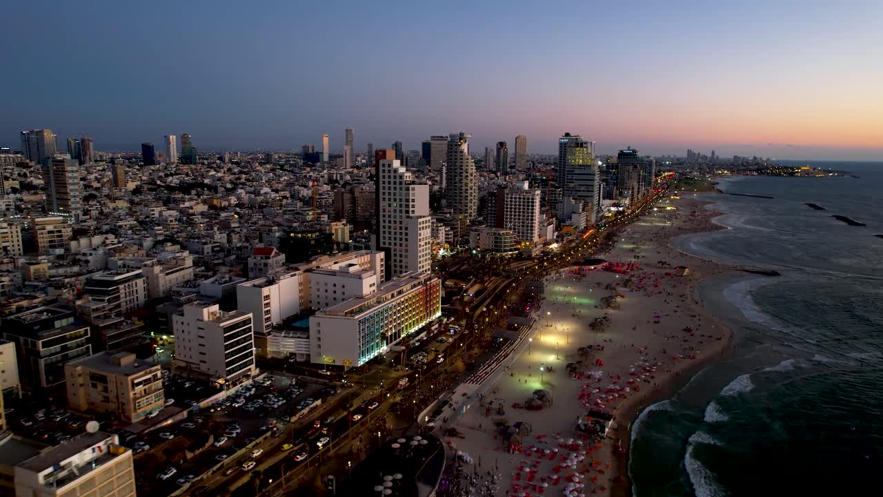 Splendida vista della costa della città di Tel Aviv durante l'ora d'oro.
