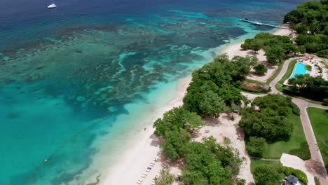 vista aérea de aviones no tripulados de un complejo turístico de vacaciones en la playa