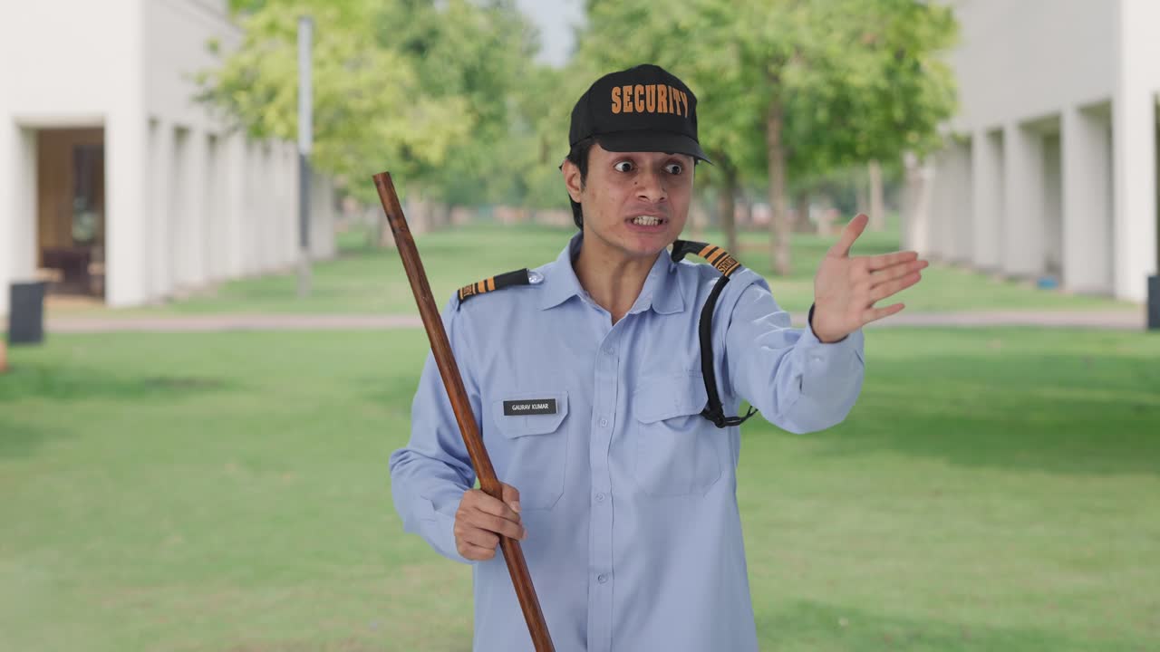 un guardia de seguridad indio enojado gritando a alguien