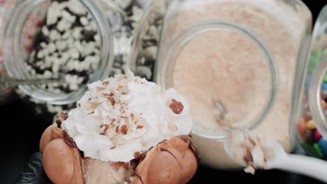 Vestir-Un-Gofre-Con-Almendras-Y-Nueces-En-Una-Tienda-De-Gofres