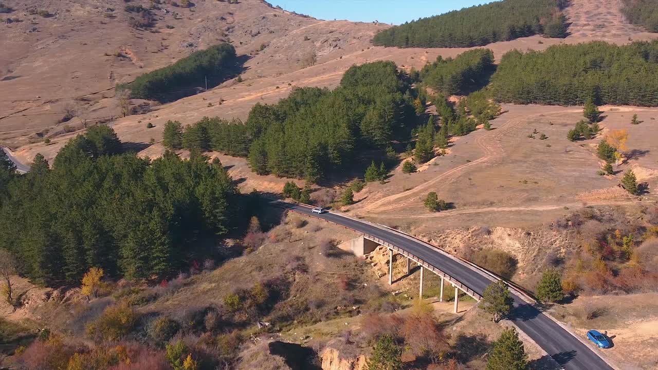 탁 트인 도로에서 운전하는 자동차의 드론 샷