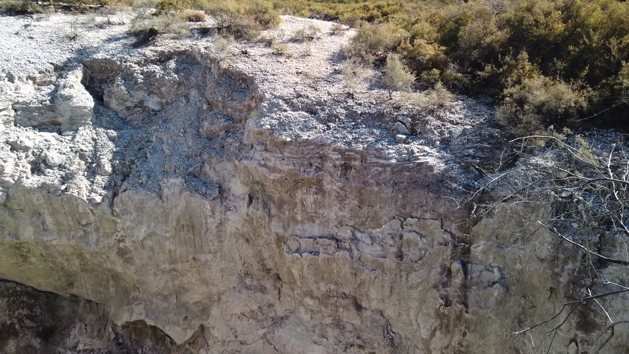 뉴질랜드 로토루아 의 열적 인 원더랜드 공원 에 있는 전망대 에 접근 하고 있다