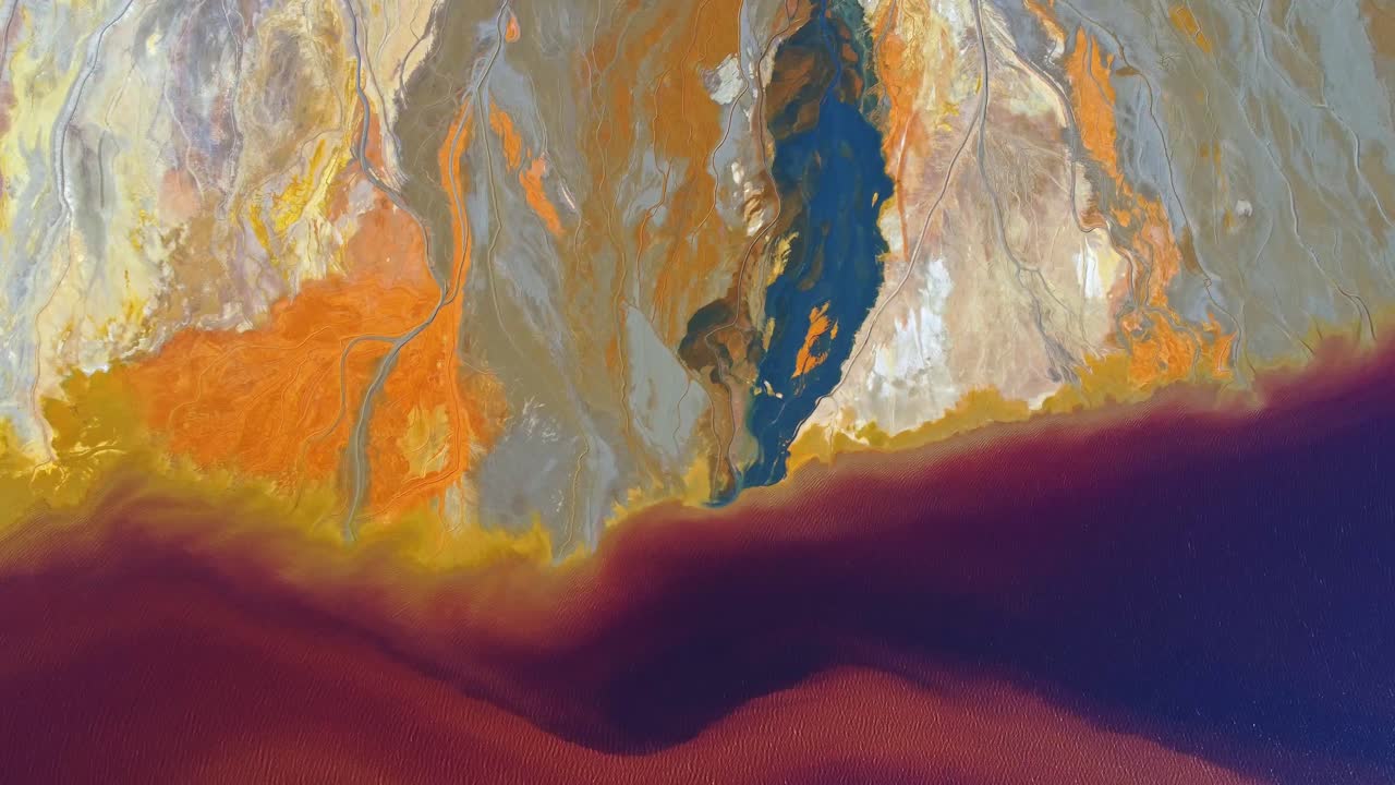 huelva의 광산 현장에서 모래 지형에 있는 다채로운 텍스처