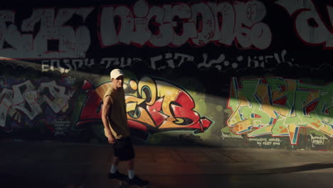 Joven-Patinador-Montando-En-Patineta-En-El-Parque-De-Patinaje.-Skate-Deportivo-Hipster.