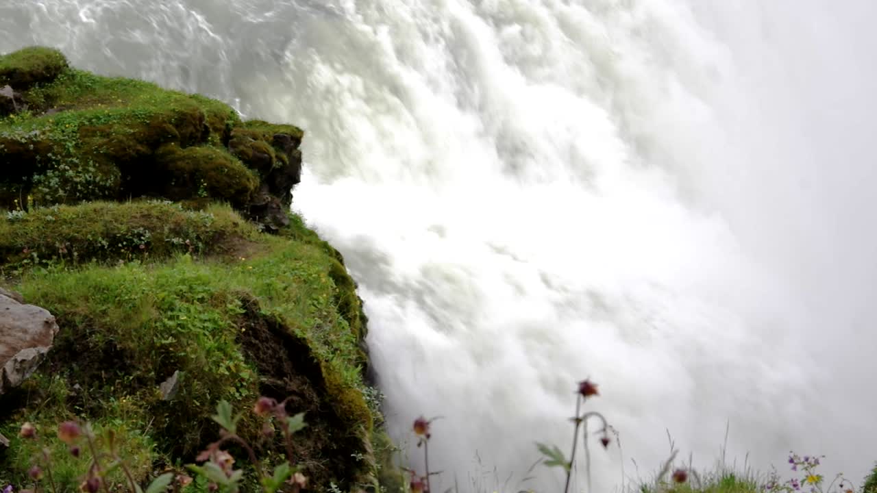 cascada precipitada de la cascada gulfoss en islandia