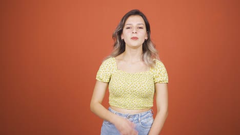 Mujer-Joven-Enferma-Tosiendo.