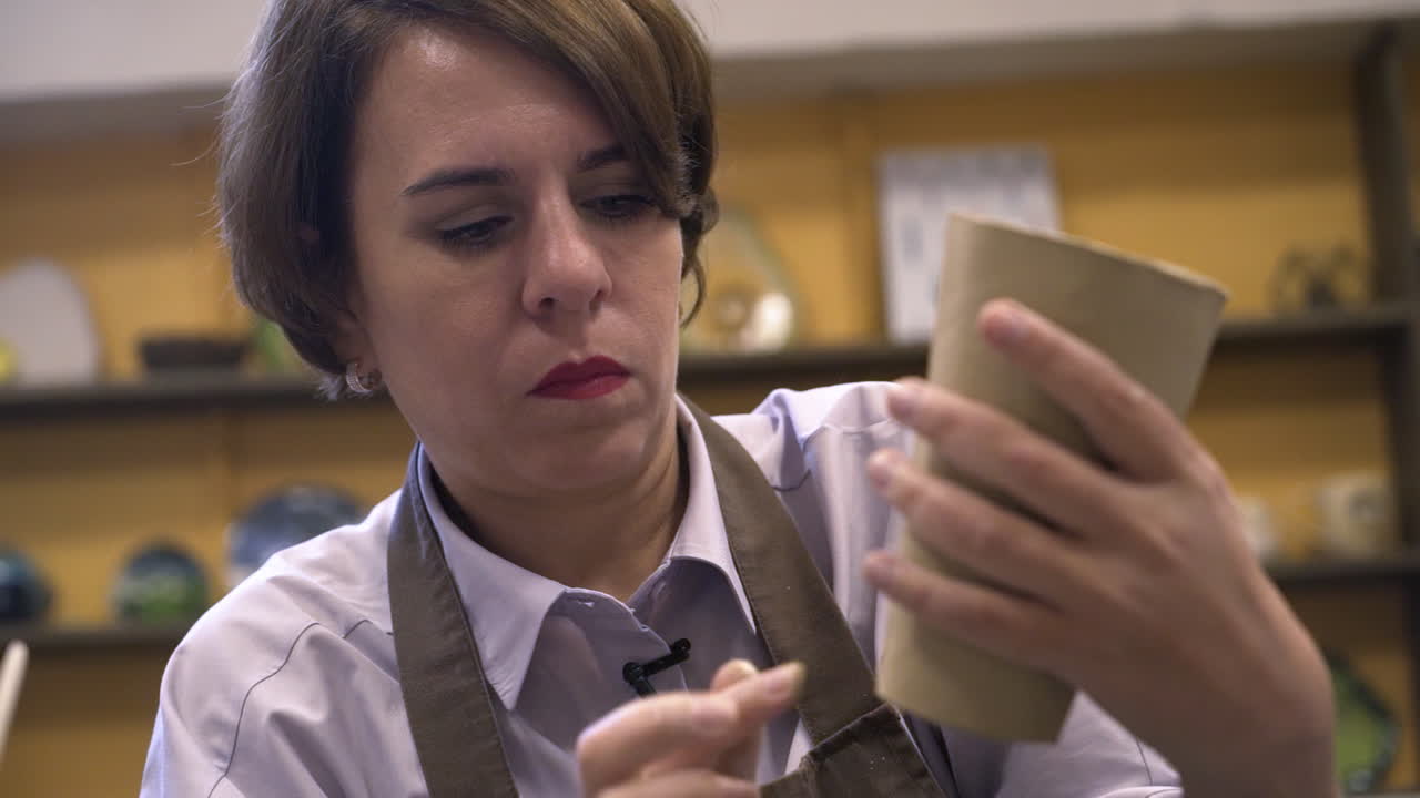 mujer haciendo una taza de cerámica