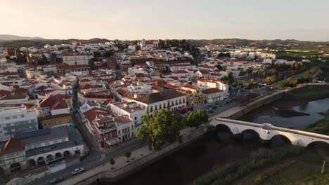 Luftstadtbild-Der-Schönen-Historischen-Stadt-Silves-In-Portugal,-Das-Die-Straßen-Der-Stadt-Und-Die-Landschaft-Zeigt,-Die-Einen-Hellen-Sommertag-Umgeben