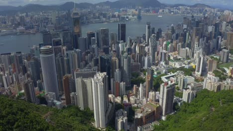 toma de viaje de drones hacia adelante de la ciudad de hong kong durante un día soleado con algunas nubes