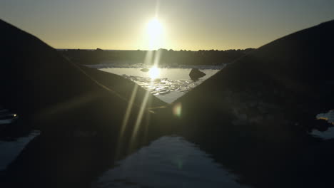 Sonnenaufgang-Am-Strand-Durch-Treibholz