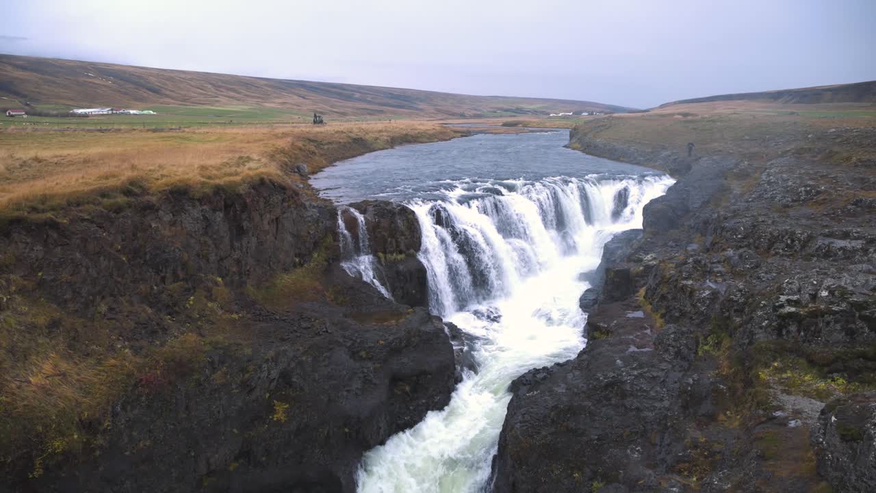 cañón de la cascada de kolugljufur y campo del valle del río en islandia
