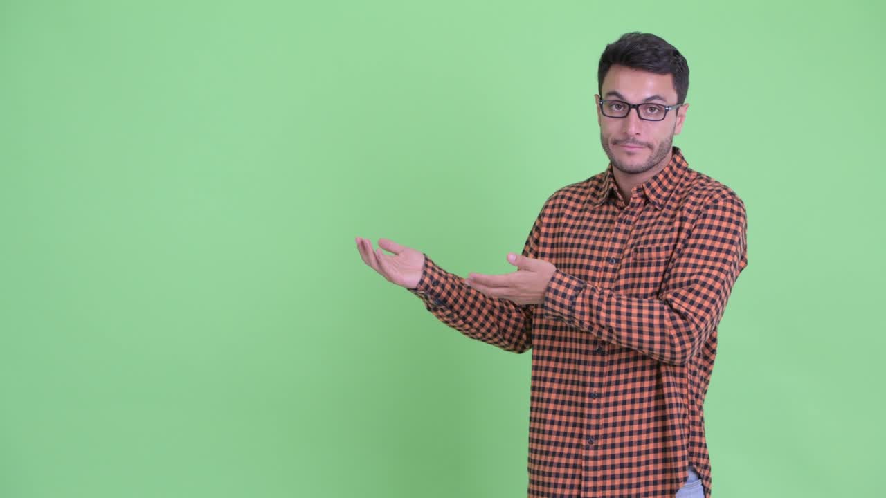 joven y guapo hombre hispano hipster