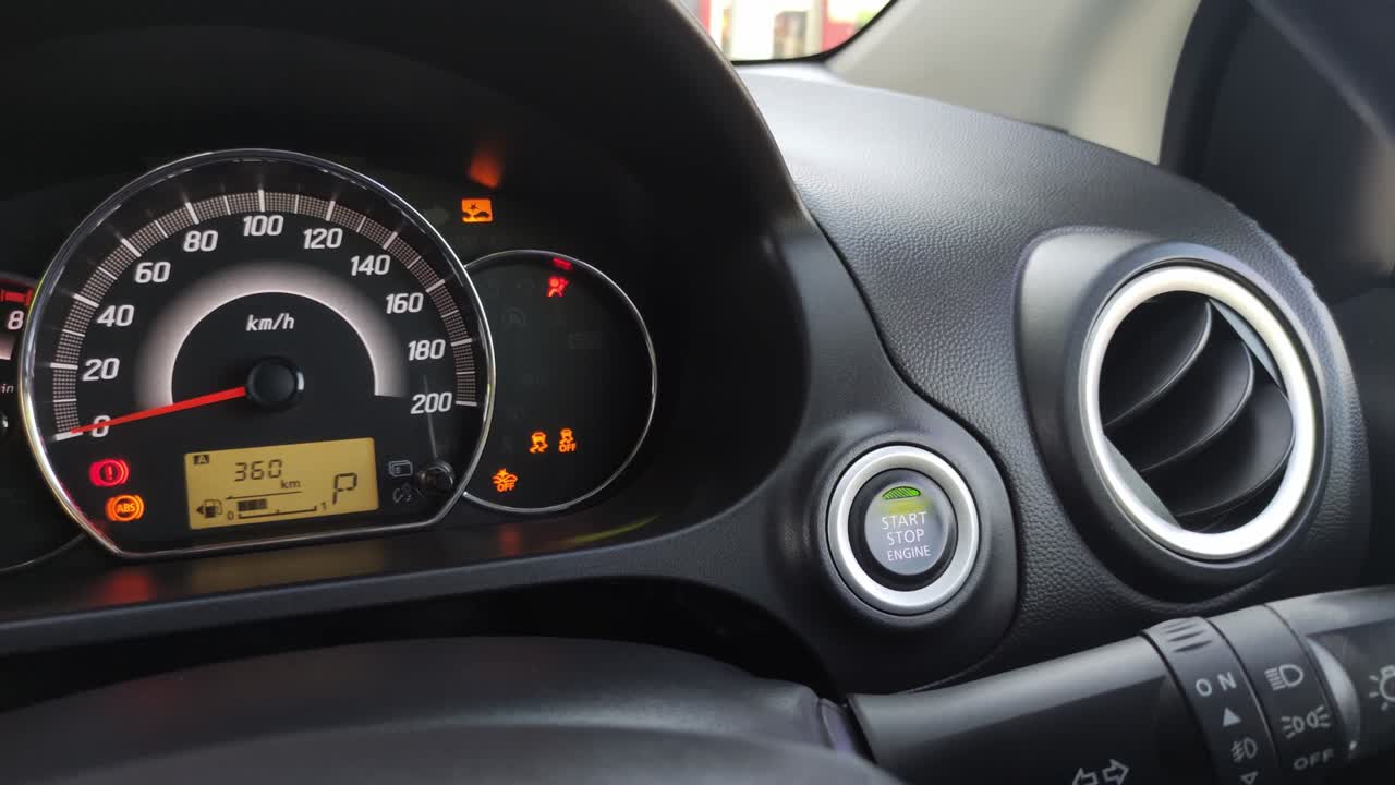 нажмите кнопку зажигания.