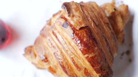 un delizioso croissant