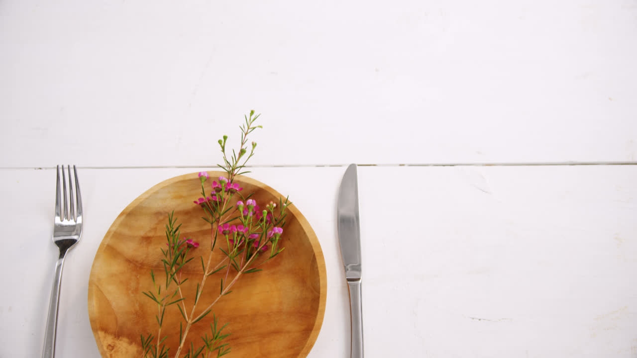 나무 테이블 4k에 다양한 식구