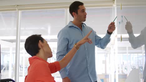 hombre y mujer jóvenes trabajando en una oficina creativa