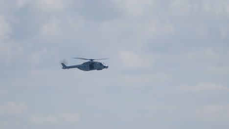 helicóptero de transporte militar volando hacia la derecha slomo