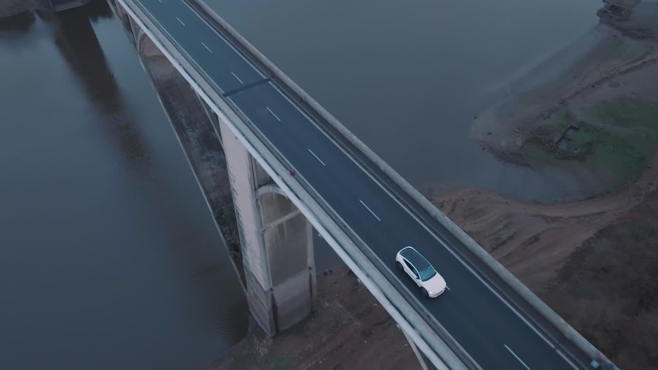 다리 위에서 움직이는 흰색 전기 자동차