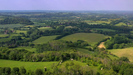 Luftaufnahme-Des-Ashford-Hangers-Naturschutzgebiets,-Sonniger-Tag,-Großbritannien,-4k