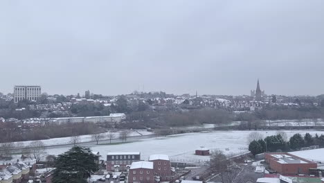 Seguimiento-De-Drones-De-Suburbios-Nevados-De-Exeter-Mirando-Hacia-El-Cultivo-Del-Centro-De-La-Ciudad