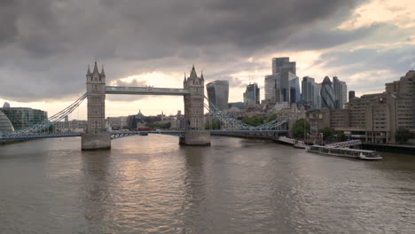 vista de avión no tripulado del autobús rojo de londres cruzando el puente tower sobre el támesis y el horizonte de la ciudad