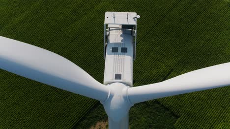 Toma-Aérea-De-Turbina-Eólica-Con-Vista-Aérea-De-Drones-De-Arriba-Hacia-Abajo-Y-Tierras-De-Cultivo,-Primer-Plano