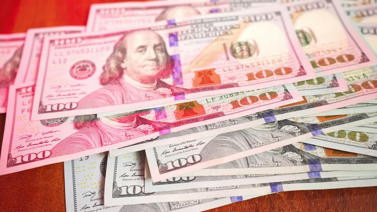Mercato azionario. Luce rossa lampeggiante, pericolo. Disoccupazione. Banconote da 100 dollari. Loop.
