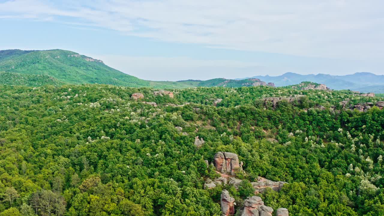 aérea sobre las formaciones rocosas de piedra arenisca de belogradchik en medio del paisaje forestal de los balcanes
